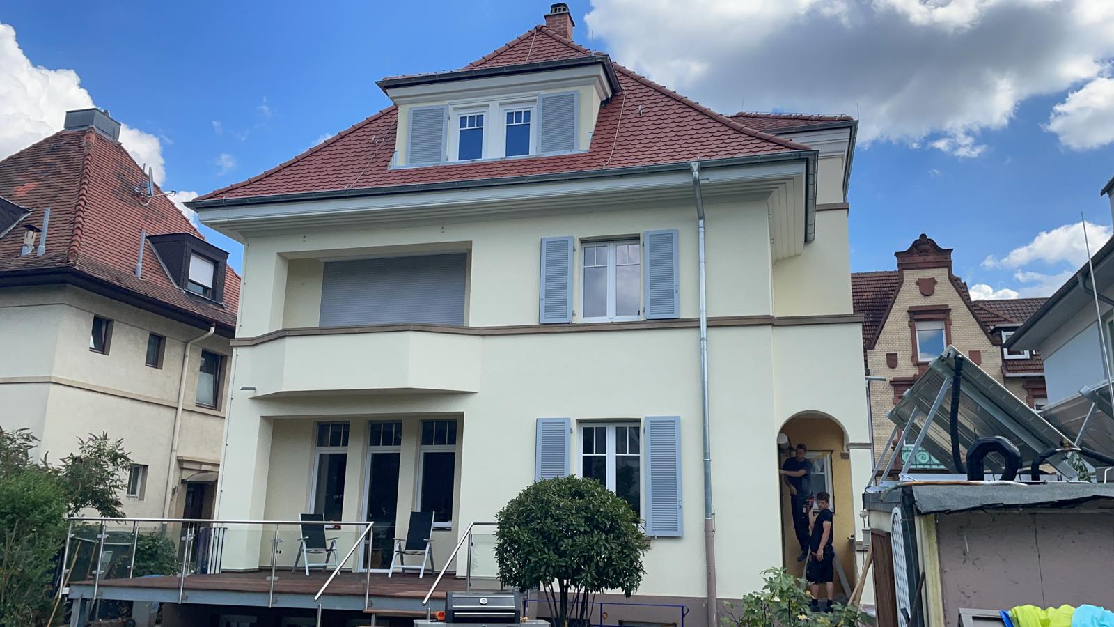 Hausfront mit neuen Fenstern und Läden