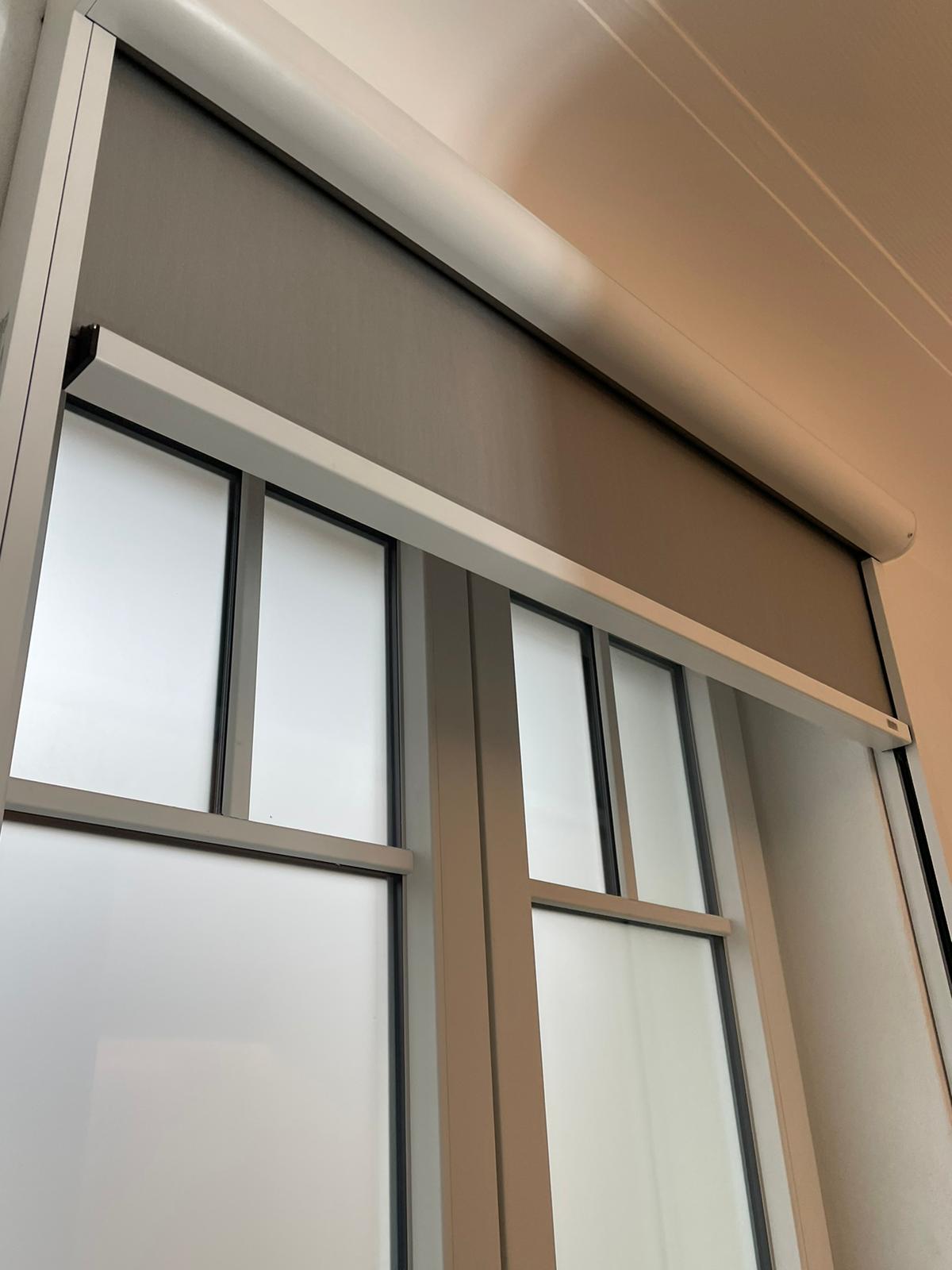 Fenster mit Jalousie